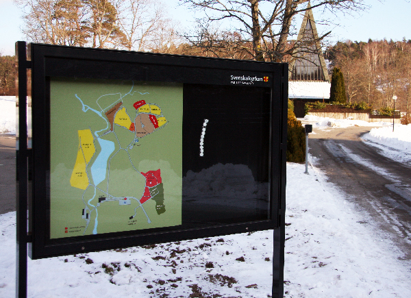 Skyltskåp med karta på kyrka