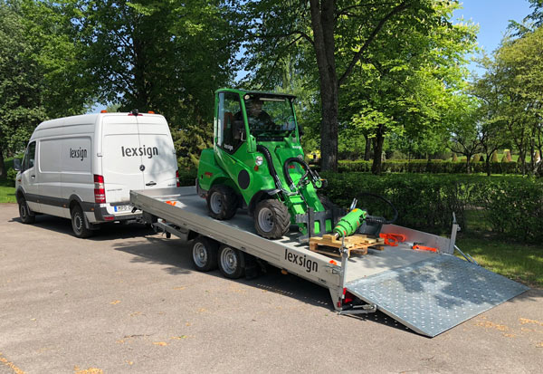 Vi monterar skyltar på kyrkogård