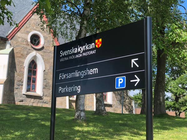 Parkeringsskylt vid kyrka