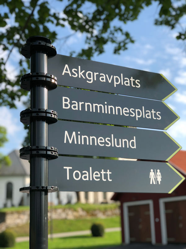 Hitta på en kyrkogård med en skylt