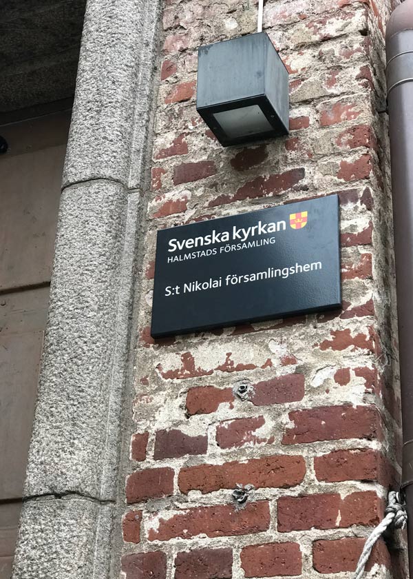 Väggskylt på kyrka