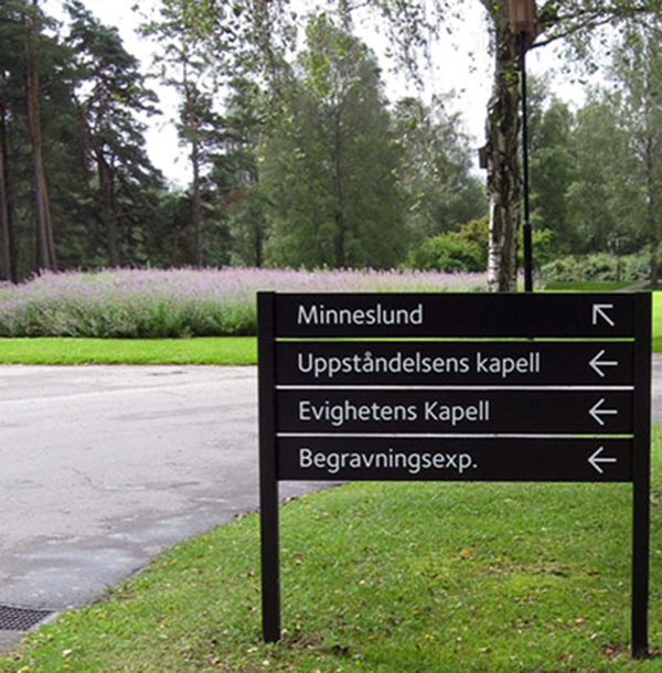 Utomhusskylt på kyrkogård